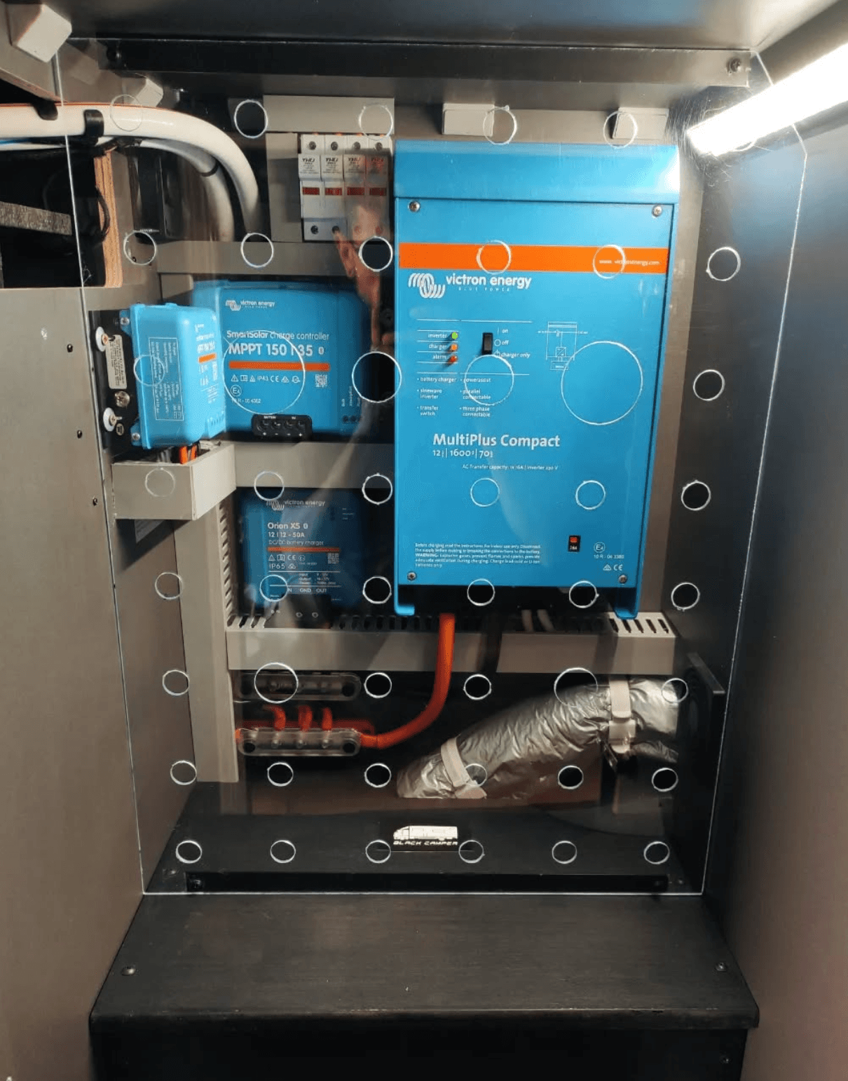 Sistema eléctrico Victron instalado en camper — Black Camper